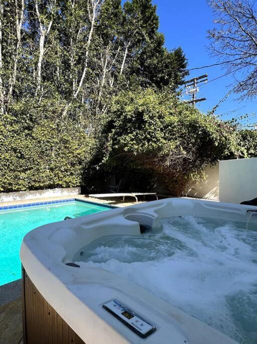 Stylish Mediterranean Villa, Pool, Jacuzzi, Hollywood & Malibu Bliss Лос Анджелис Екстериор снимка